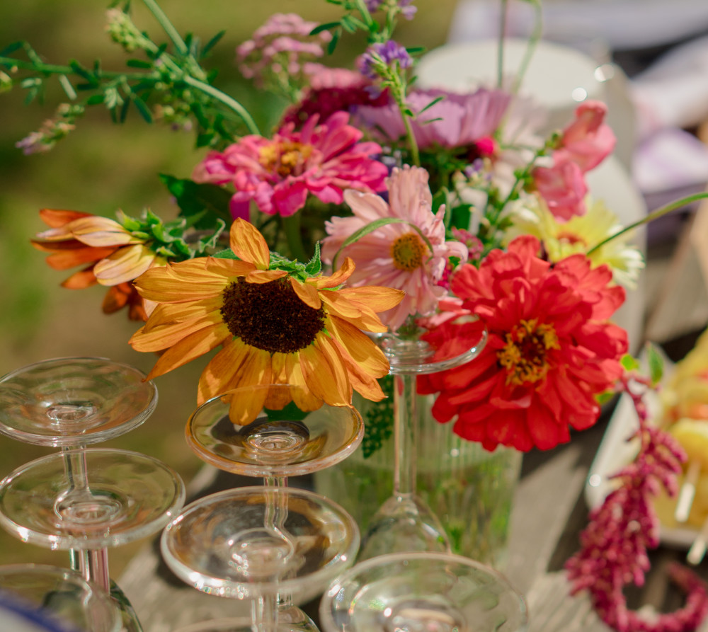 Tafel_Blumen_gläser